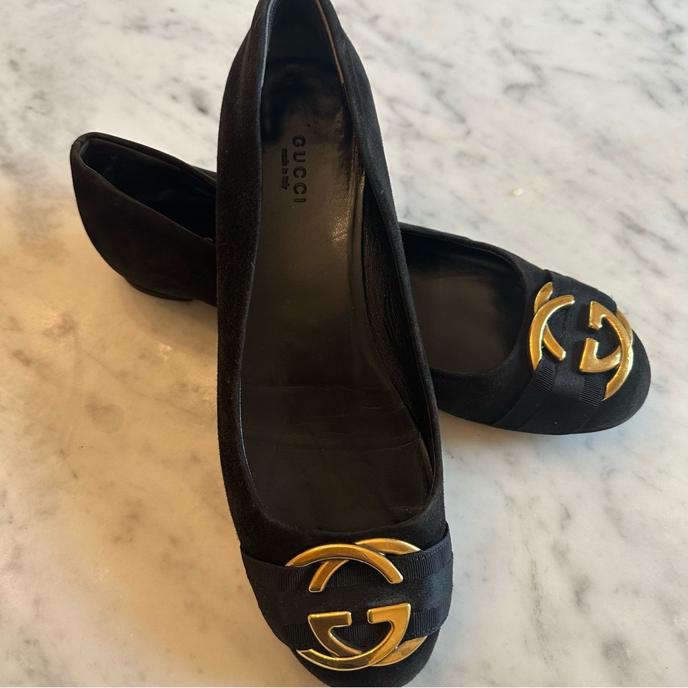 Wonderful Gucci ballerina with hardware in gold.